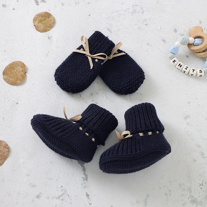 Conjunto de Botinhas e Luvas em Malha para Bebé – Feito à Mão com Laço Decorativo