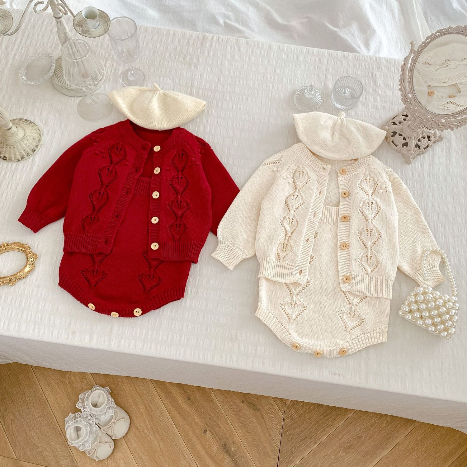 Conjunto de Malha para Bebé – Macacão com Alças e Casaco