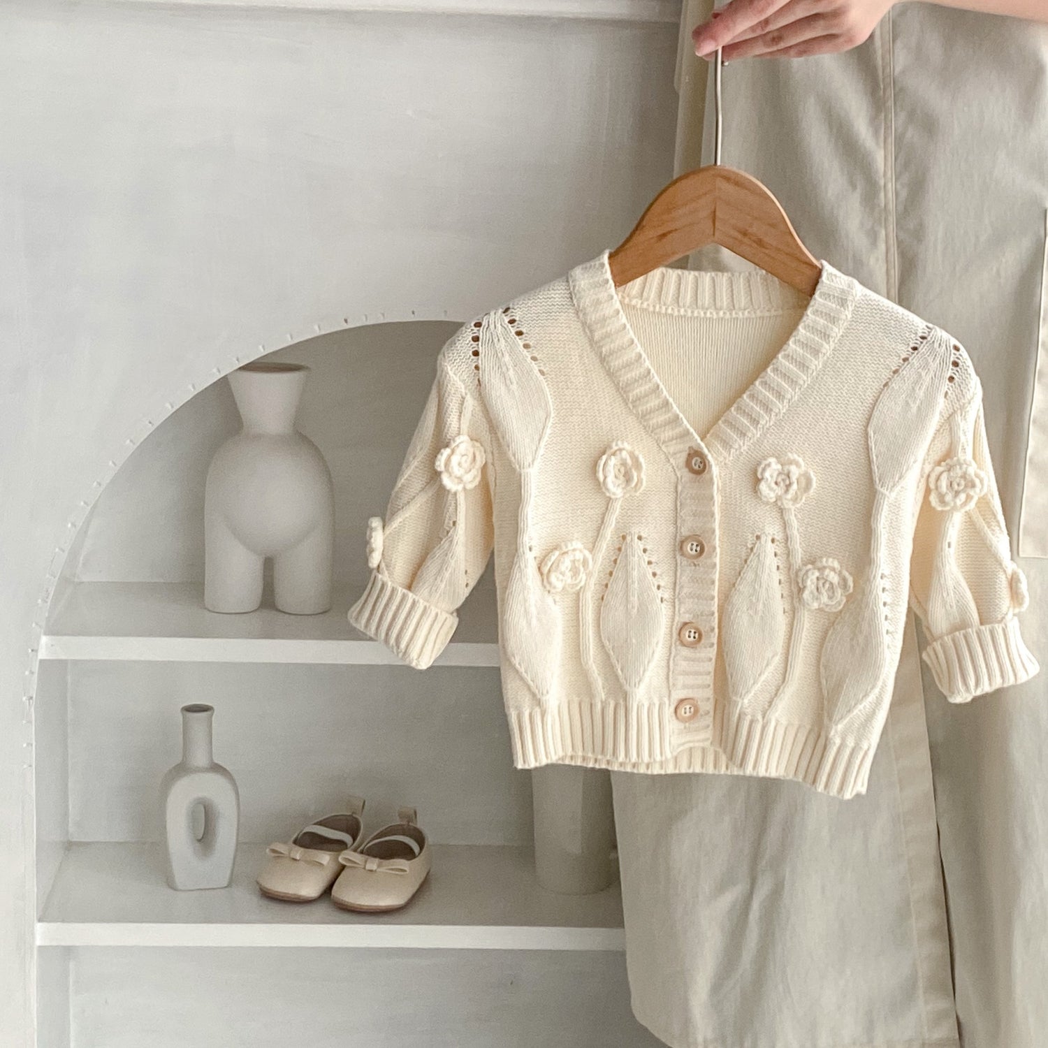 Cardigan Infantil em Malha com Flores Feito à Mão