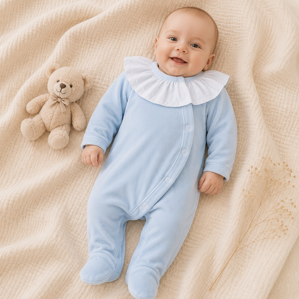 Babygrow de Veludo Azul Bebé com Gola de Folho