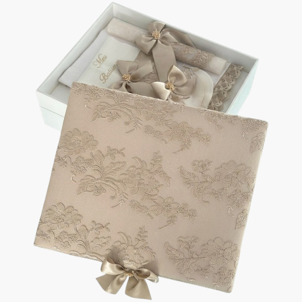 Conjunto de Batismo Elegance Dourado em Cetim e Renda Personalizável