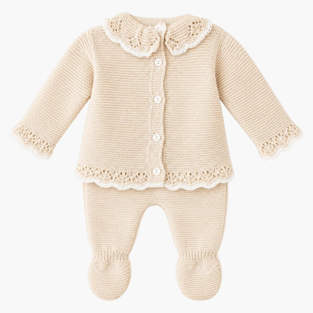 Conjunto de Malha para Bebé Bege Pérola com Gola Rendilhada Camisola, Calças com Pé e Touca LOLO