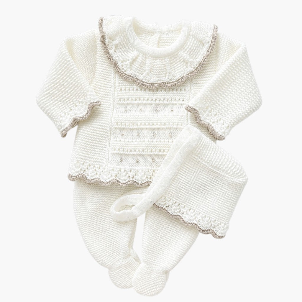 Conjunto de Malha para Bebé Branco Pérola com Gola Rendilhada Camisola, Calças com Pé e Touca LOLO