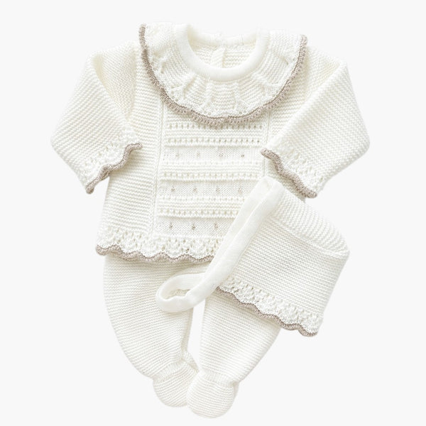 Conjunto de Malha para Bebé Branco Pérola com Gola Rendilhada Camisola, Calças com Pé e Touca LOLO