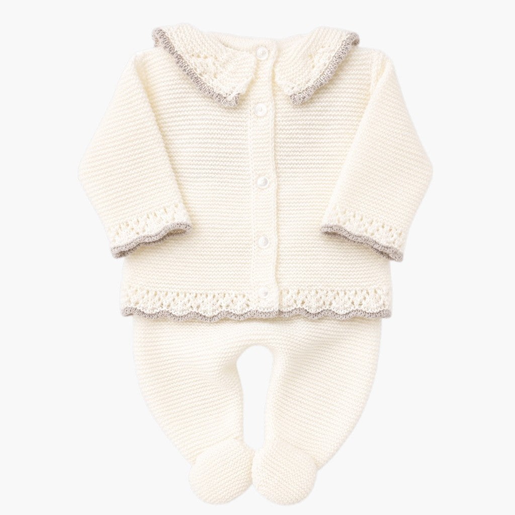 Conjunto de Malha para Bebé Branco Pérola com Gola Rendilhada Camisola, Calças com Pé e Touca LOLO