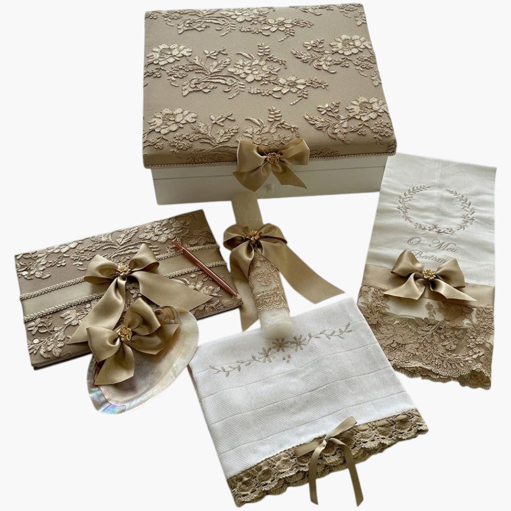 Conjunto de Batismo Elegance Dourado em Cetim e Renda Personalizável