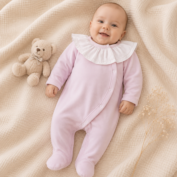 Babygrow de Veludo Rosa Bebé com Gola de Folho