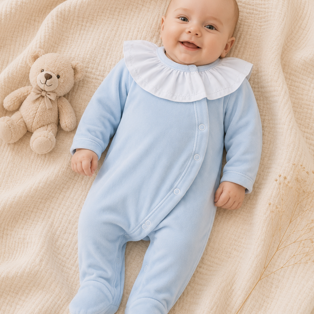 Babygrow de Veludo Azul Bebé com Gola de Folho