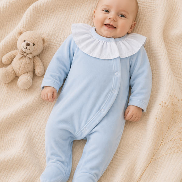 Babygrow de Veludo Azul Bebé com Gola de Folho