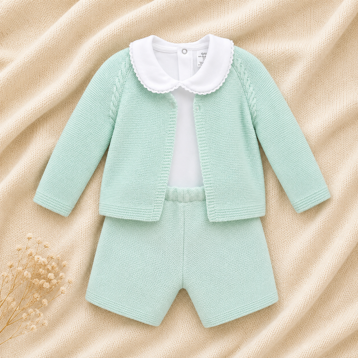 Conjunto de Bebé Verde Água com Casaco de Malha, Polo Branco e Calção