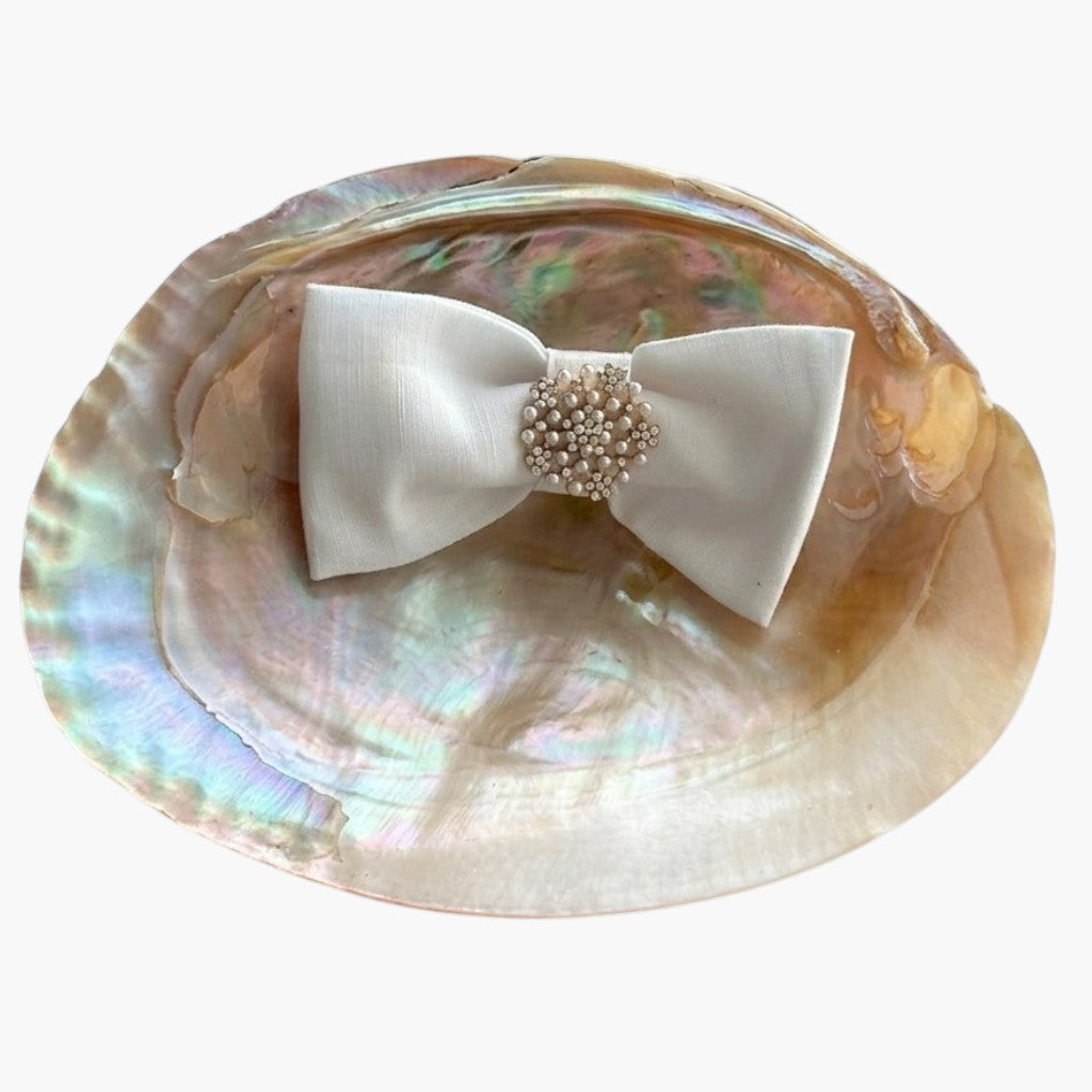 Concha Natural para Batismo com Laço Branco Pérola Elegância Pura e Sofisticação Artesanal