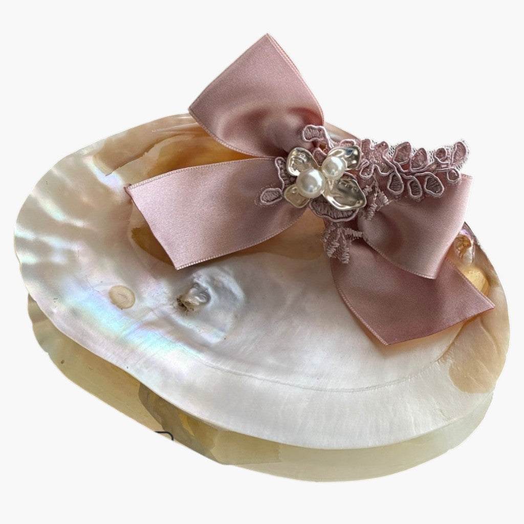 Laço Elegance Rosé em Concha Natural Sofisticação Artesanal para Momentos Especiais