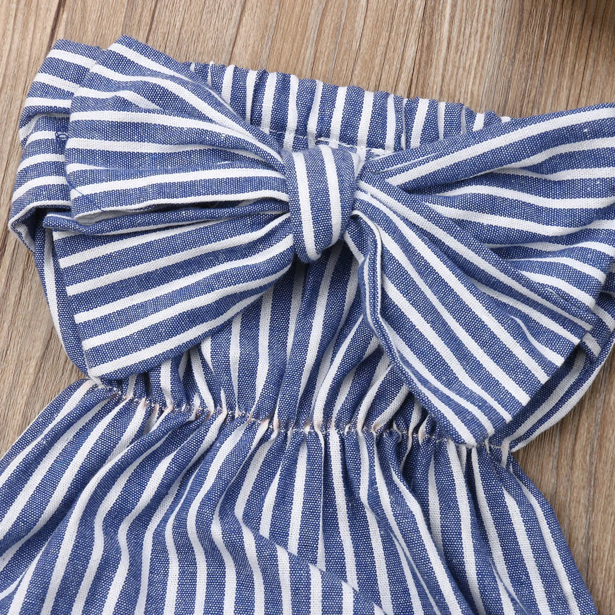 Conjunto de Verão para Bebé Menina – Fato Macaco sem Mangas com Padrão às Riscas e Faixa de Cabelo