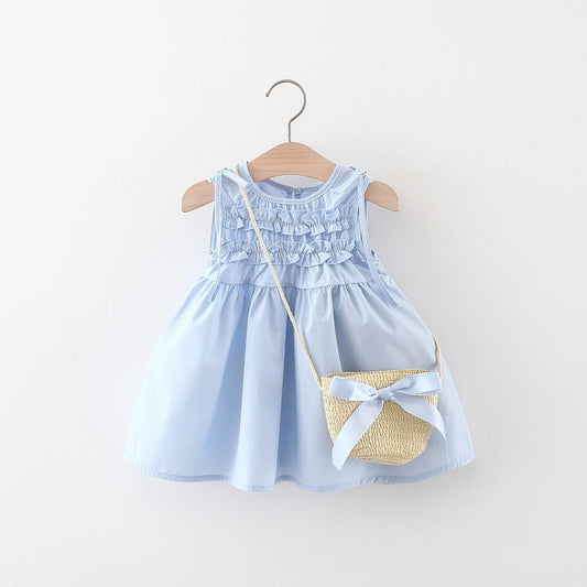 Vestido de Verão Azul Claro para Menina com Folhos e Mala de Palha – 100% Algodão