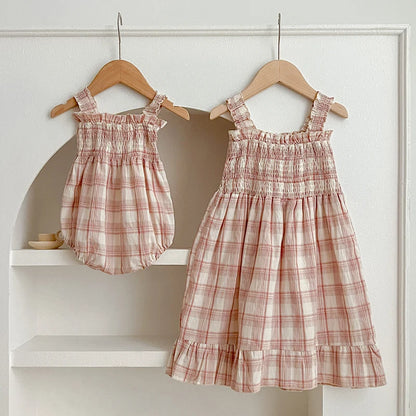 Macacão e Vestido Rosa com Padrão de Xadrez para Menina