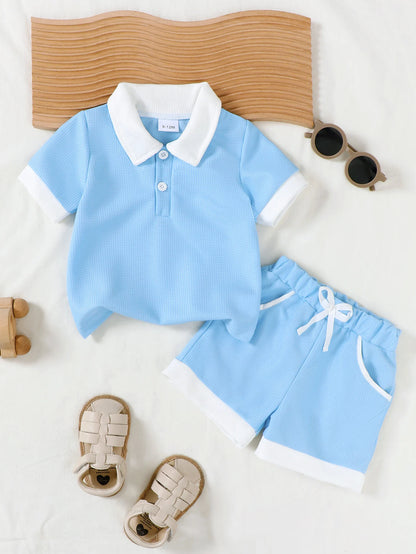 Conjunto de Verão Estilo para Menino - Polo Azul Claro com Calções com Bolsos