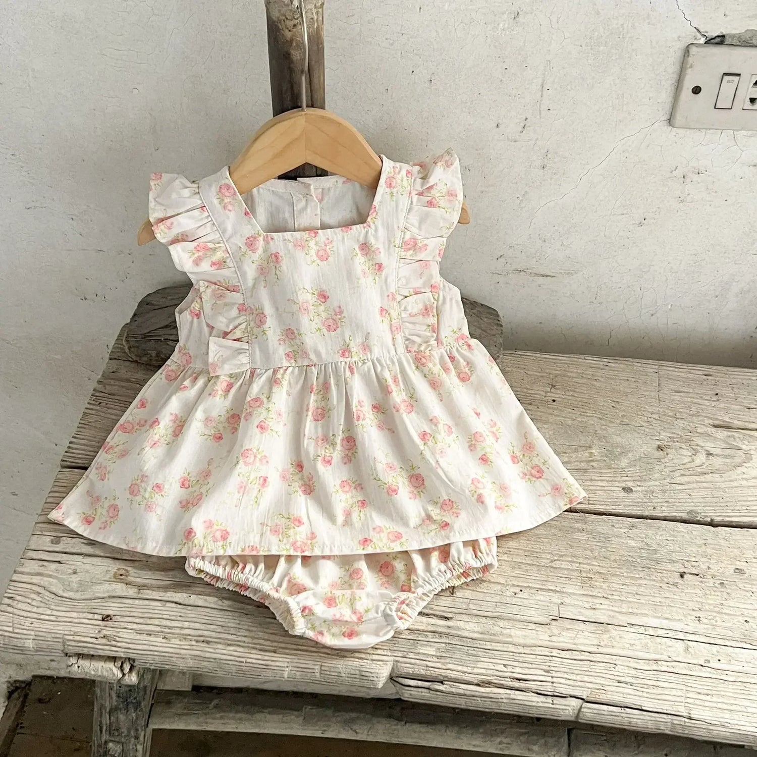 Conjunto para Bebé Menina – Top de Alças Floral e Calções