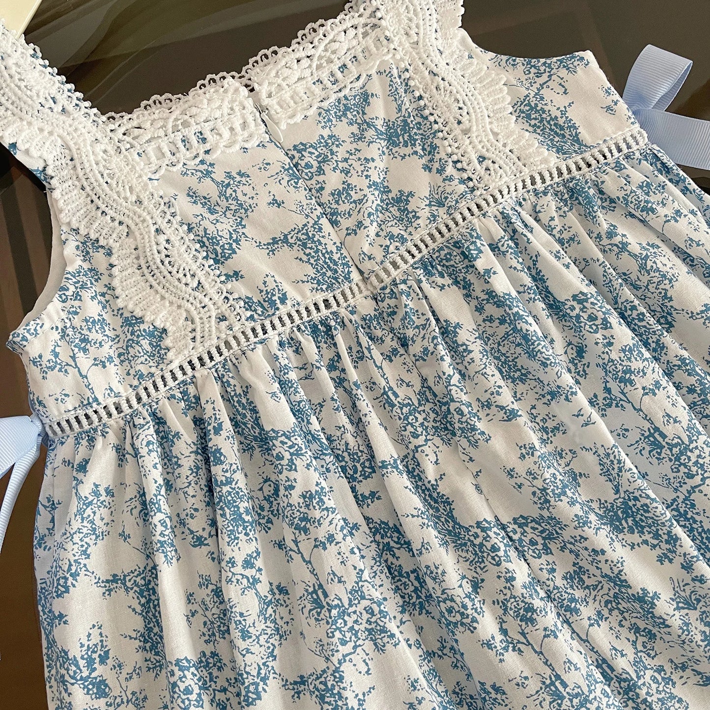 Vestido com Renda e Laço para Menina