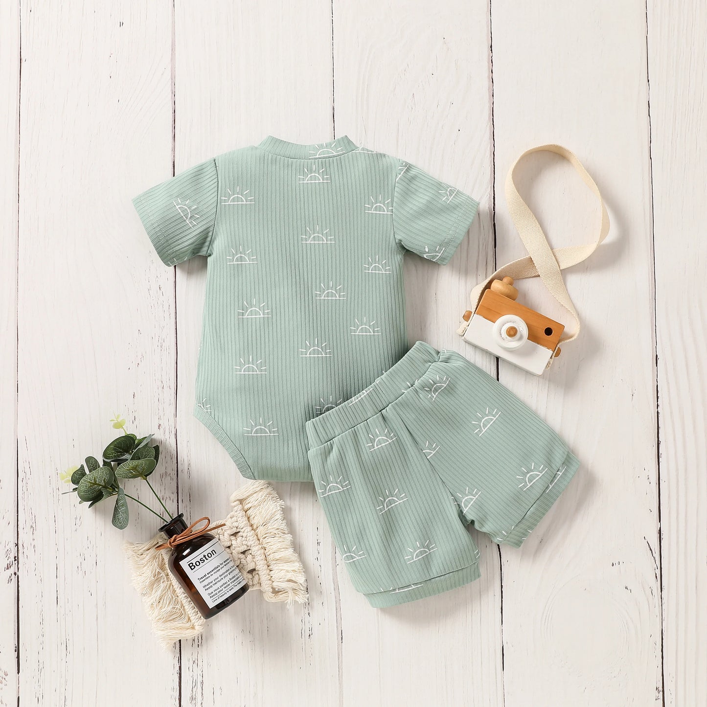 Conjunto de Verão para Bebé – T-shirt Estampada com Sol e Calções